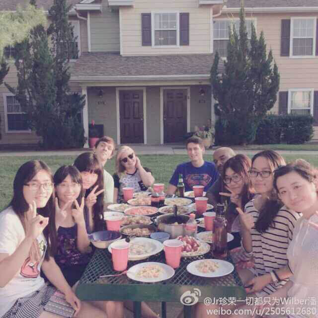 2011级商务英语许妍嫱(右三)在美国